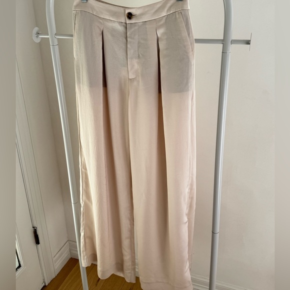 Women’s Banana Republic Wide Leg Satin Cream Pants, size 4 - Picture 2 of 10